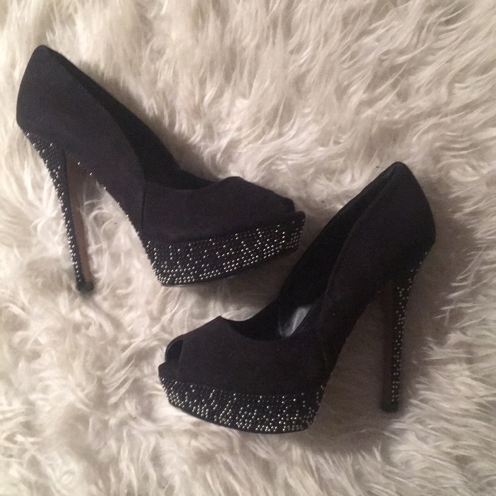 Peep toes studded heel